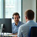 Profissional de suporte conversando com cliente