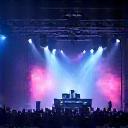 Palco de evento com sistema de som profissional montado